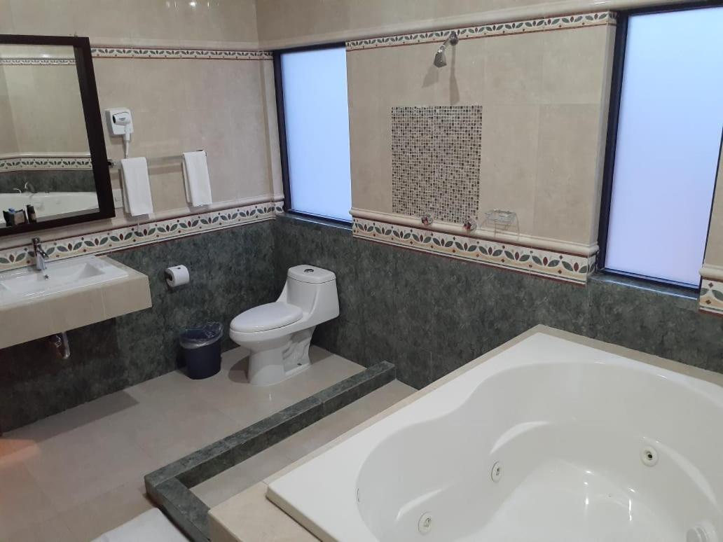 Hotel Candelero Yuriria Екстериор снимка